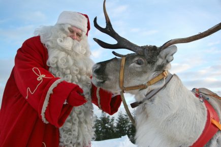 Weihnachtsmann mit Rentier