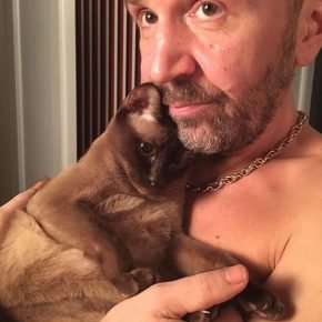 Sergey Shnurov mit einer Katze