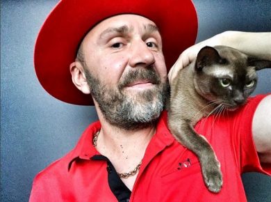 Sergey Shnurov mit einer Katze Vasilisa