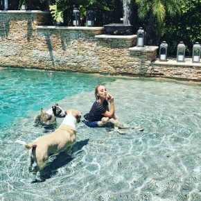 Kaley Cuoco mit Hunden