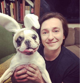 Sergey Bezrukov mit einem Hund
