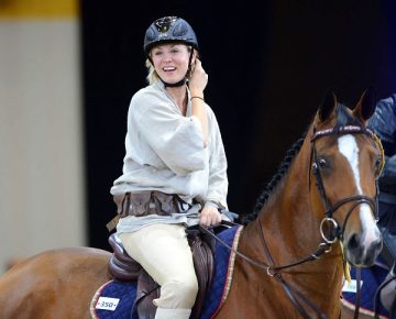 Kaley Cuoco auf einem Pferd