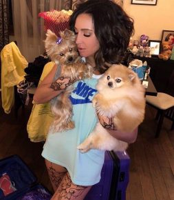 Olga Buzova mit Hunden
