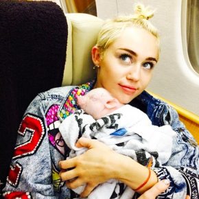 Miley Cyrus mit einem Minipig