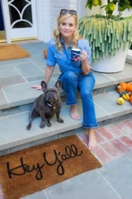 Reese Witherspoon mit einer Bulldogge